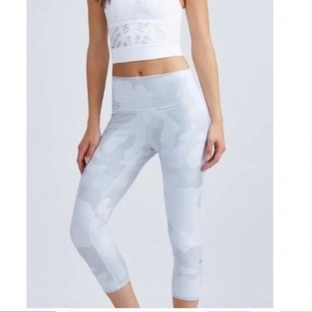 Alo High-Waist Camo Vapor Legging Color White Camouflage size Large